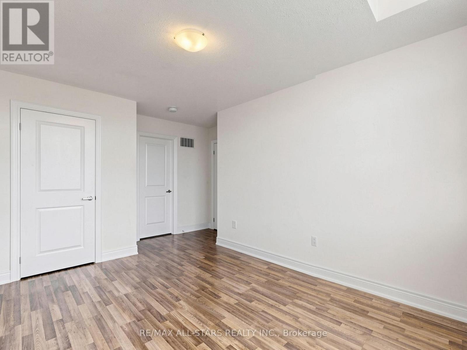 29 MONDIAL CRESCENT - 27