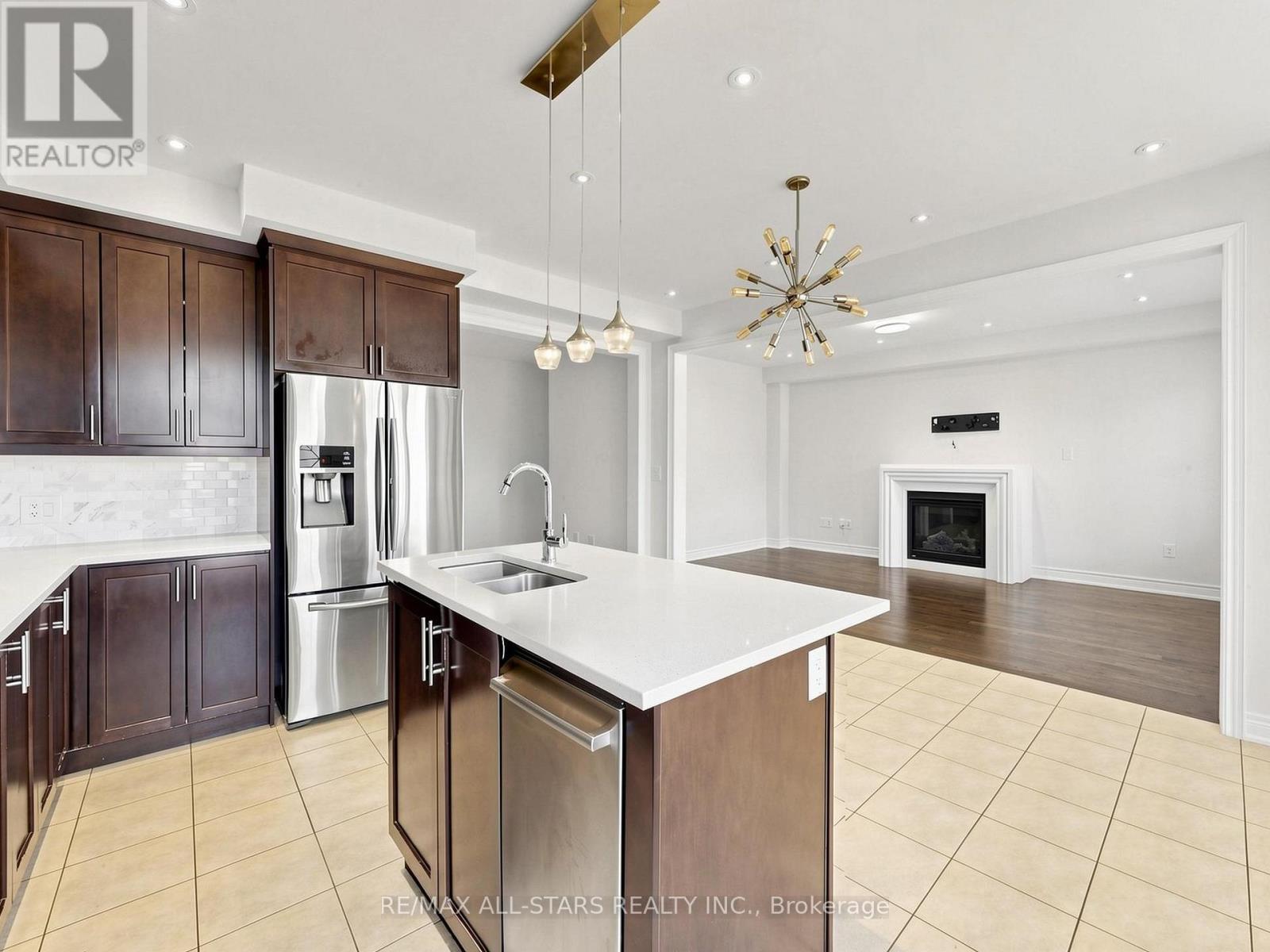 29 MONDIAL CRESCENT - 3