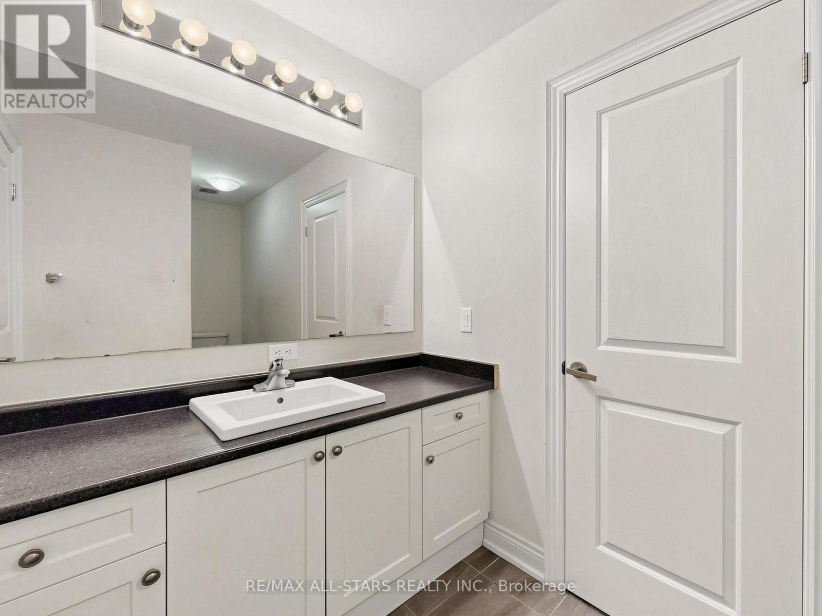 29 MONDIAL CRESCENT - 32