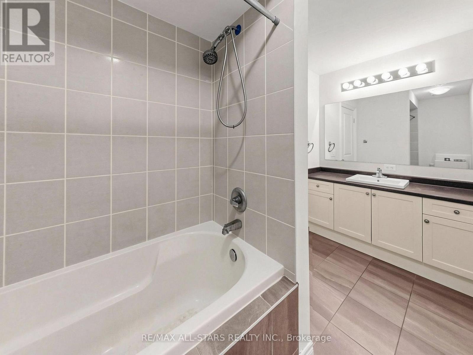 29 MONDIAL CRESCENT - 33