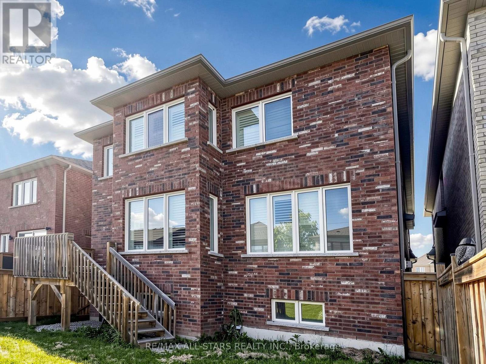 29 MONDIAL CRESCENT - 34