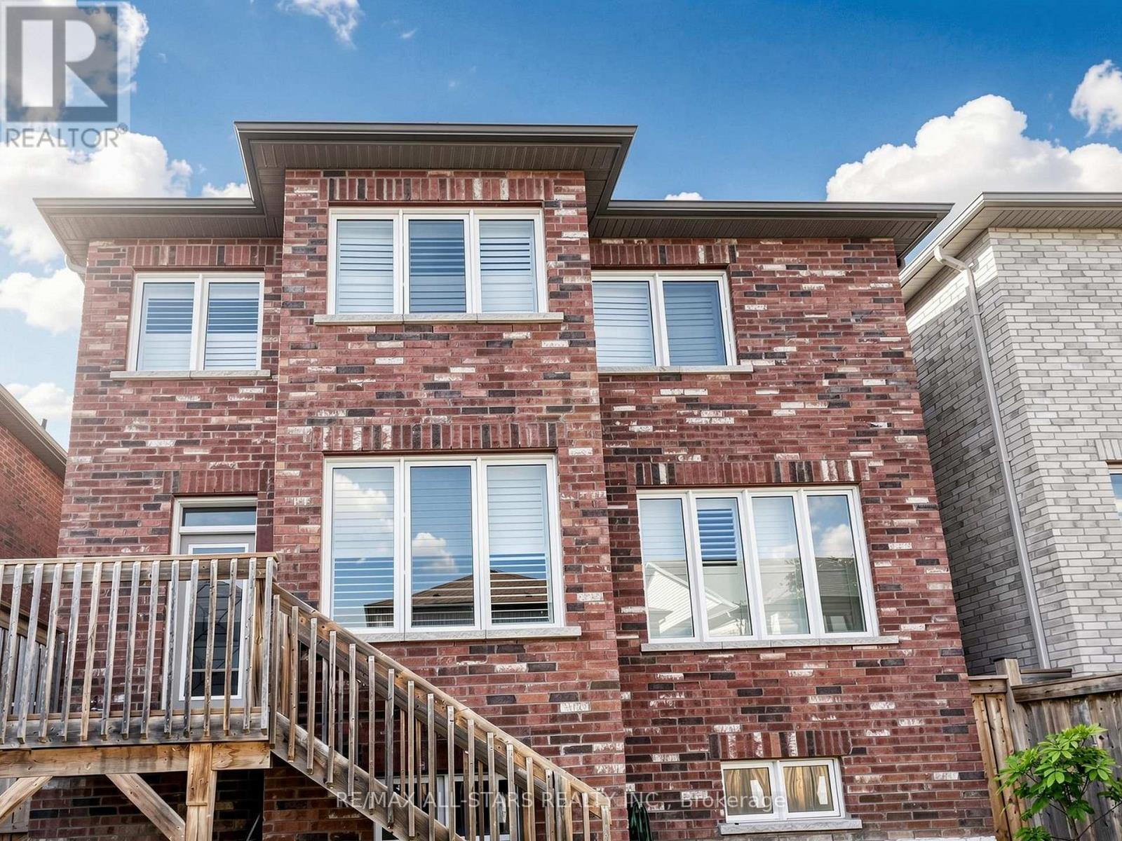 29 MONDIAL CRESCENT - 35