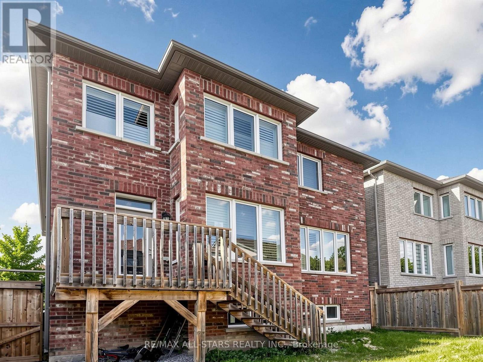 29 MONDIAL CRESCENT - 36