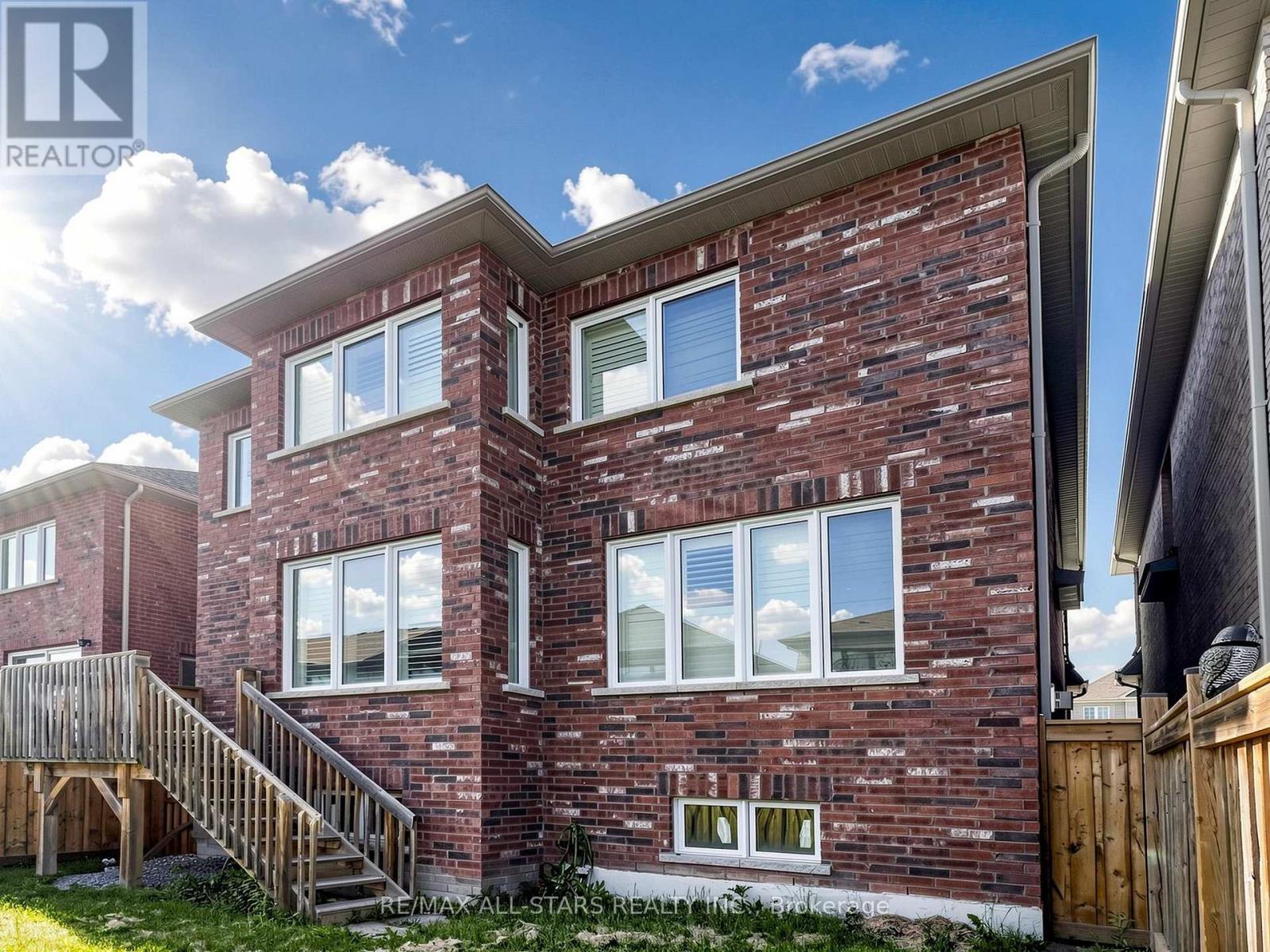 29 MONDIAL CRESCENT - 37