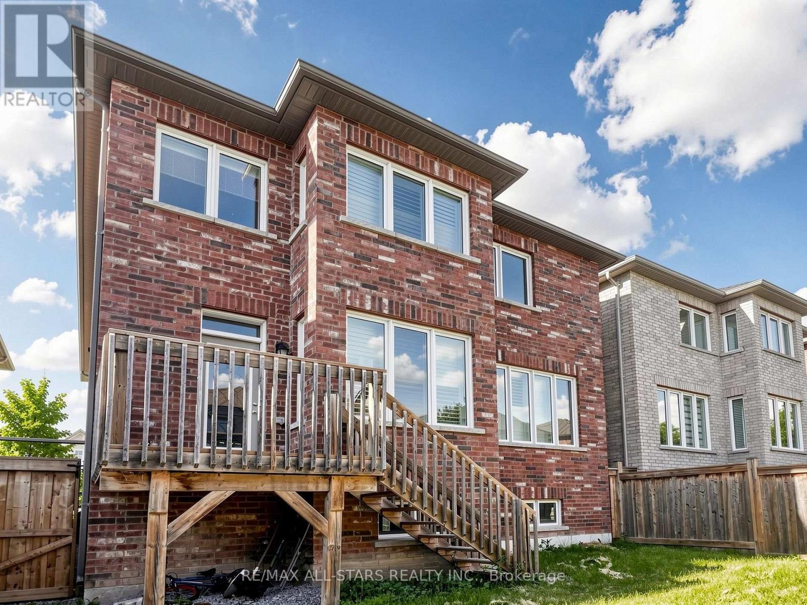 29 MONDIAL CRESCENT - 38