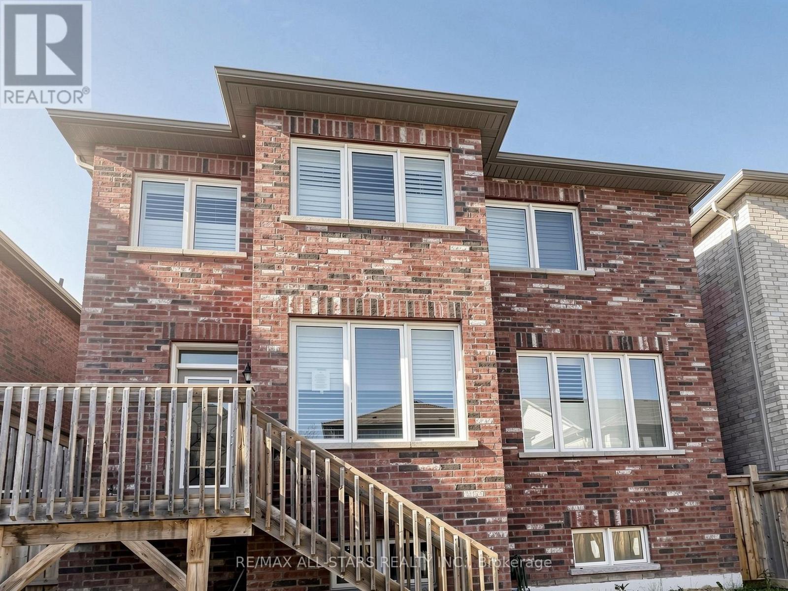 29 MONDIAL CRESCENT - 39