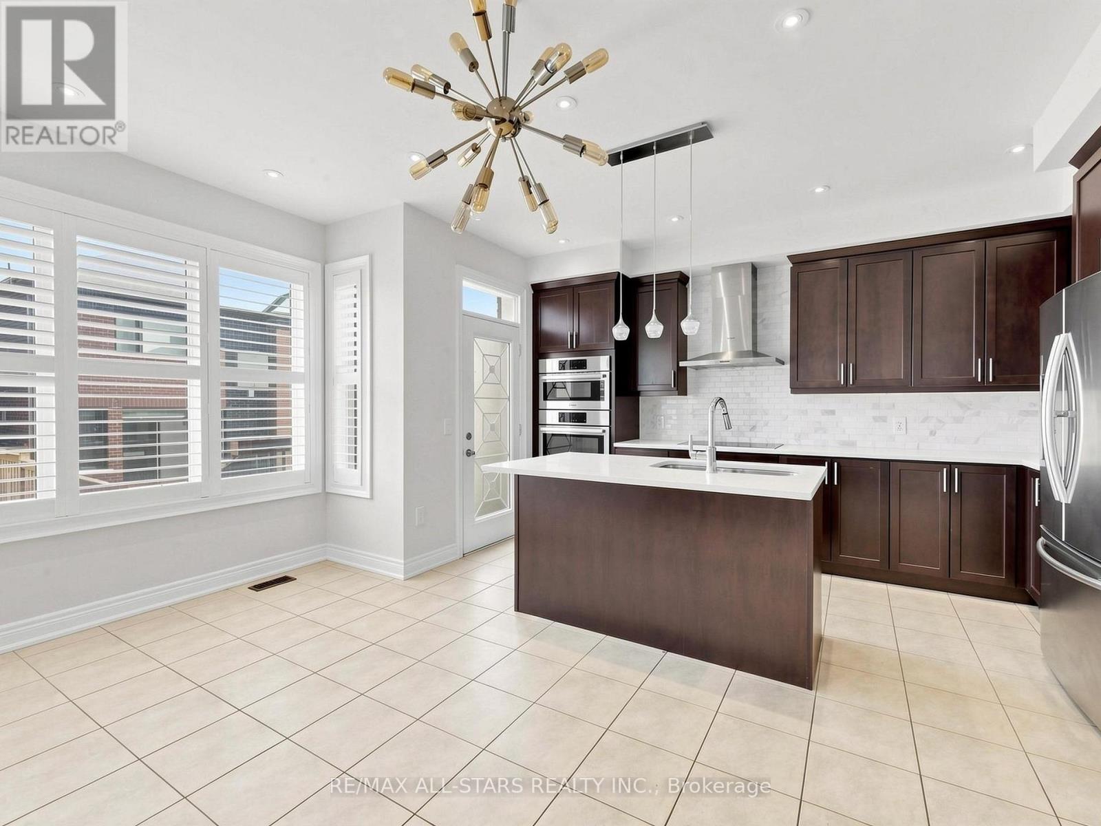 29 MONDIAL CRESCENT - 4