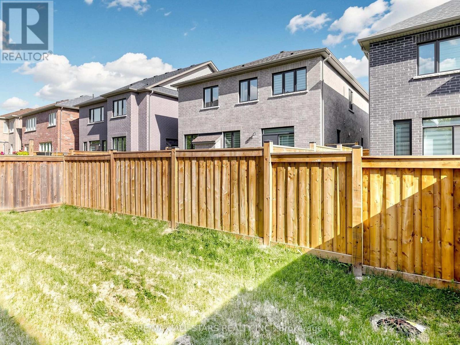 29 MONDIAL CRESCENT - 41