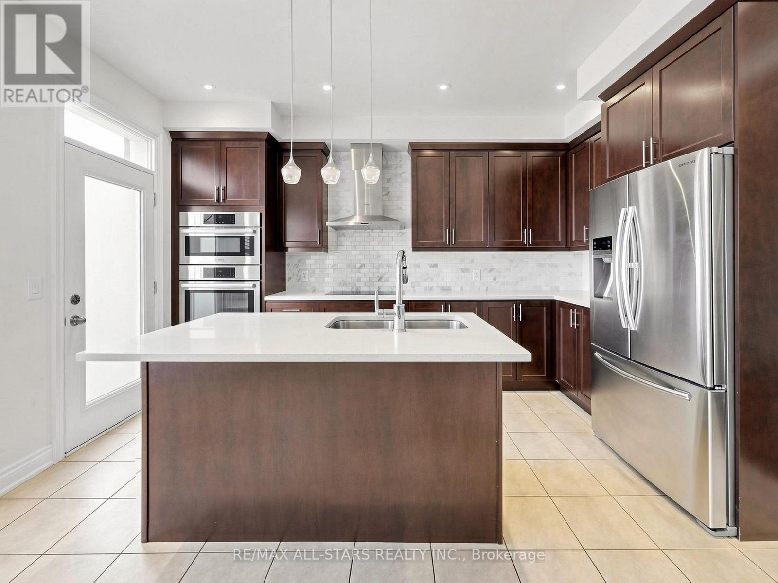 29 MONDIAL CRESCENT - 6