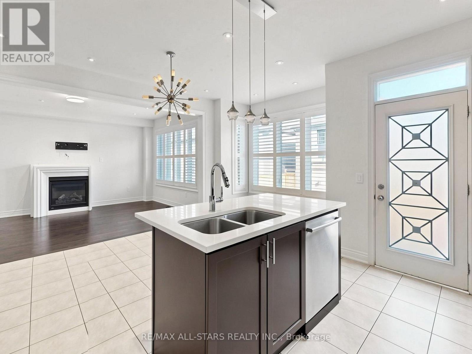 29 MONDIAL CRESCENT - 7