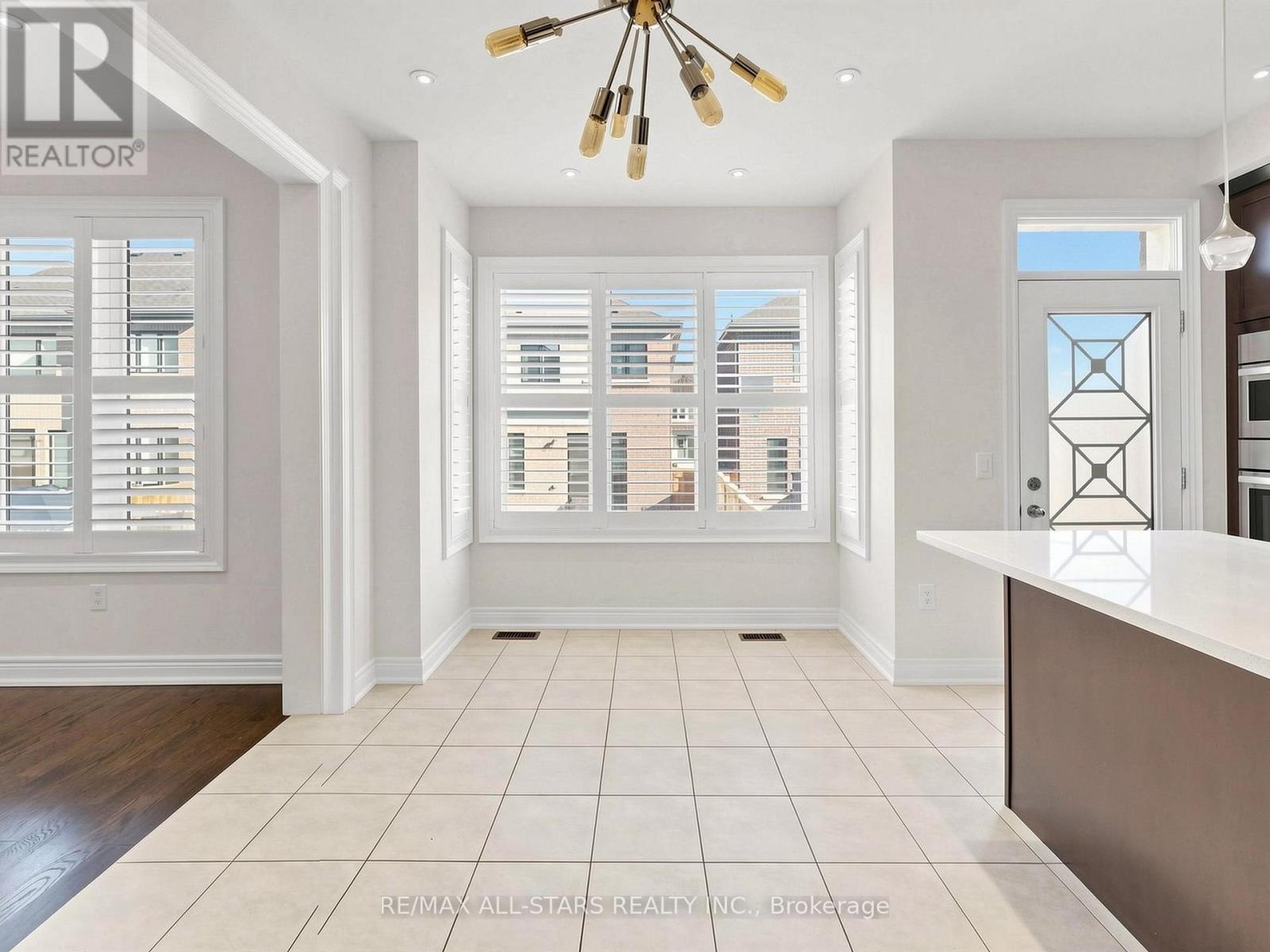 29 MONDIAL CRESCENT - 8