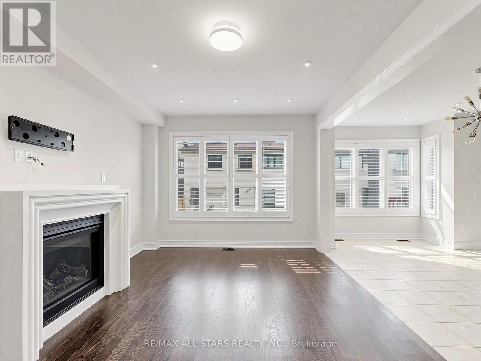 29 MONDIAL CRESCENT - 9