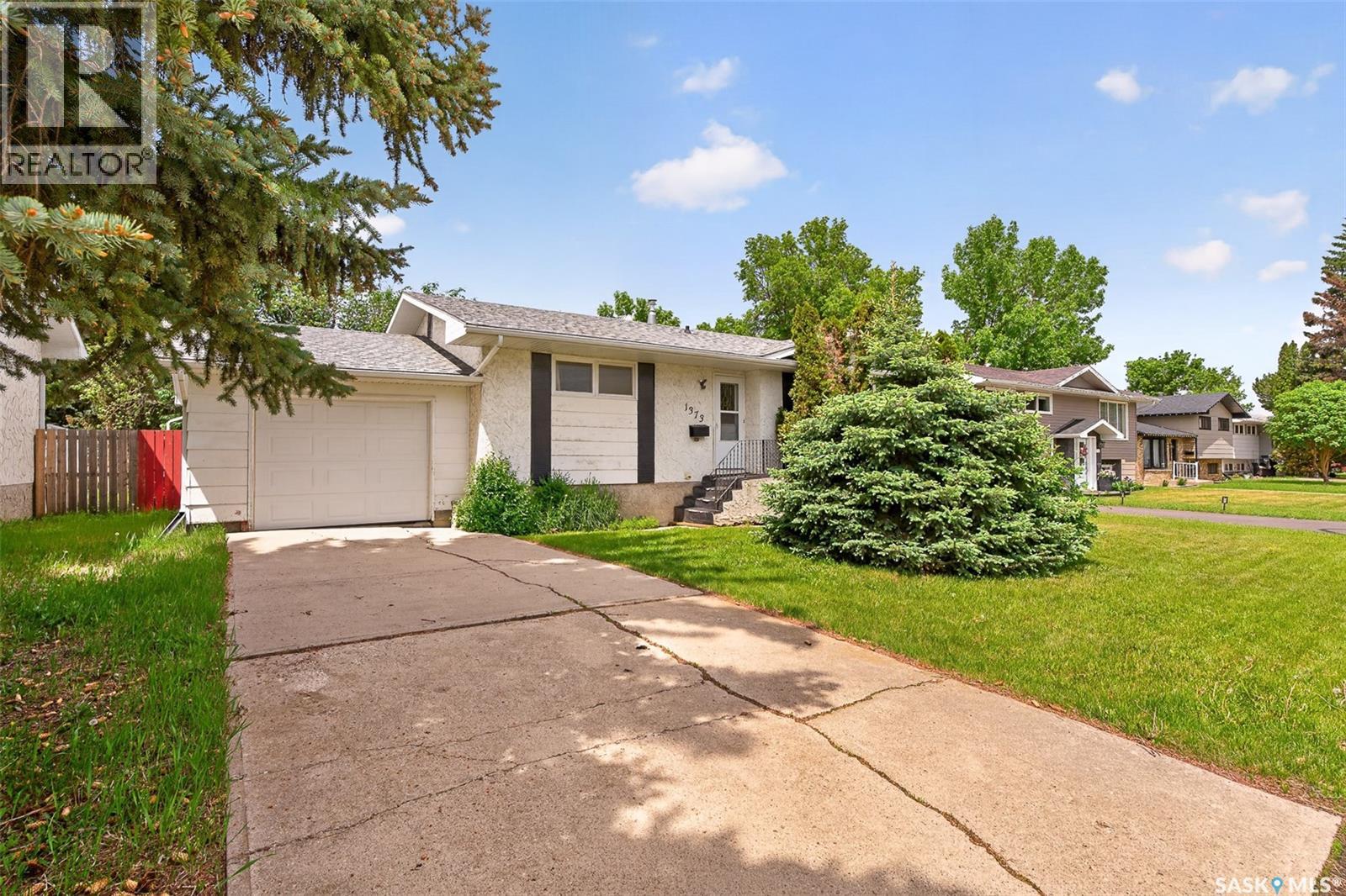 1373 Prince CRESCENT - 2