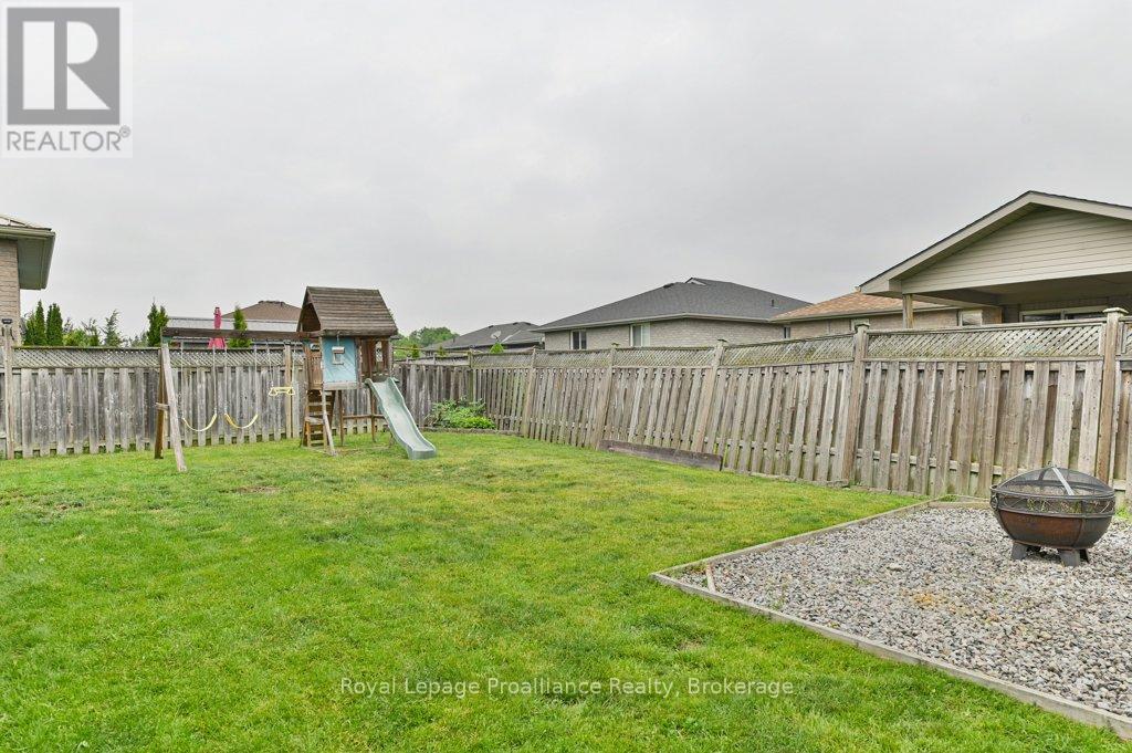 35 RIDGEVIEW LANE - 38