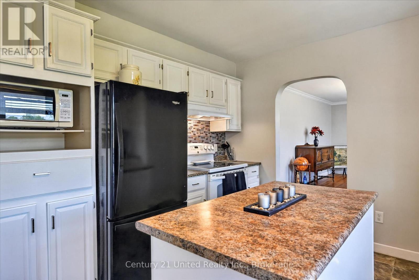 323 ST LAWRENCE STREET W - 18