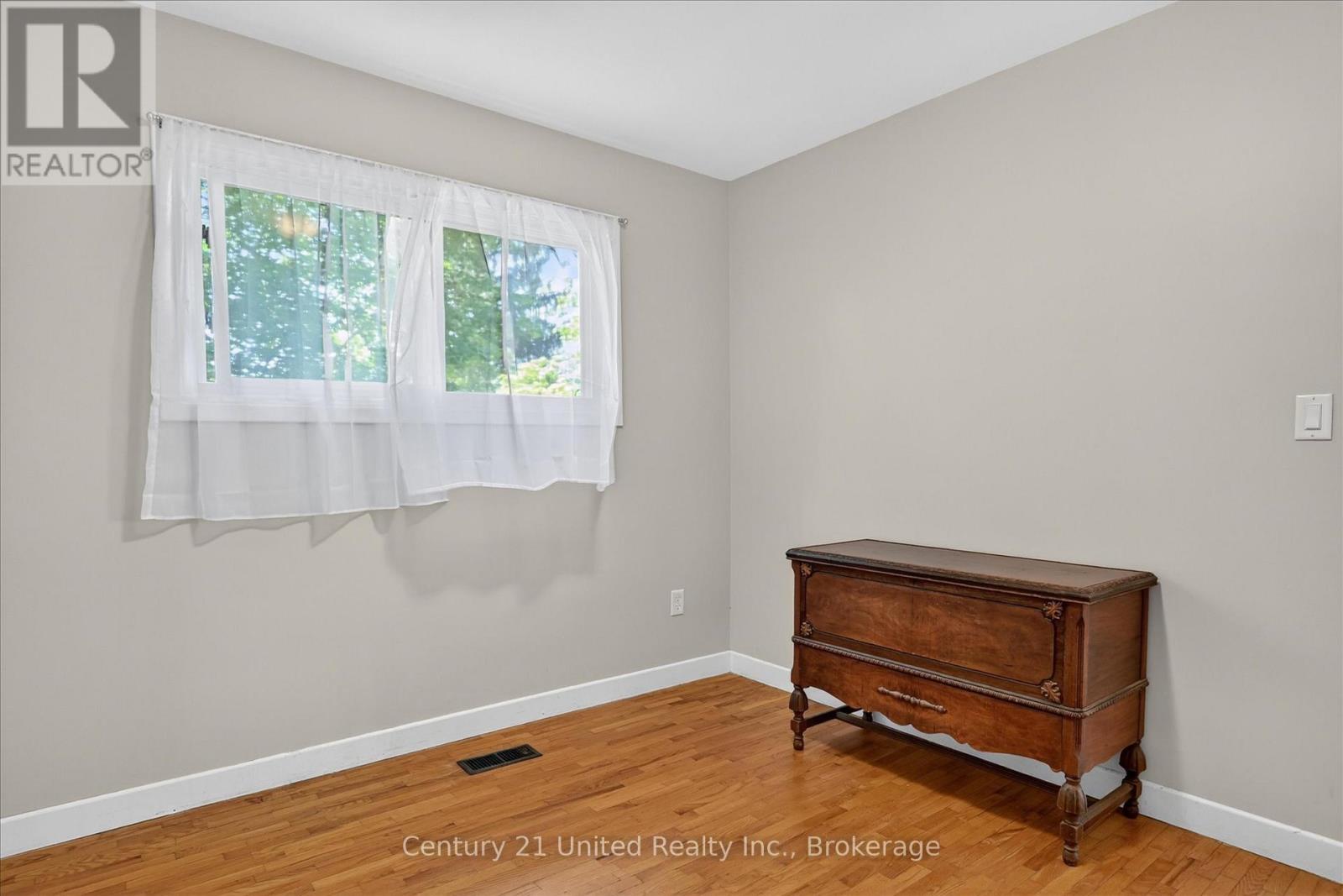 323 ST LAWRENCE STREET W - 27