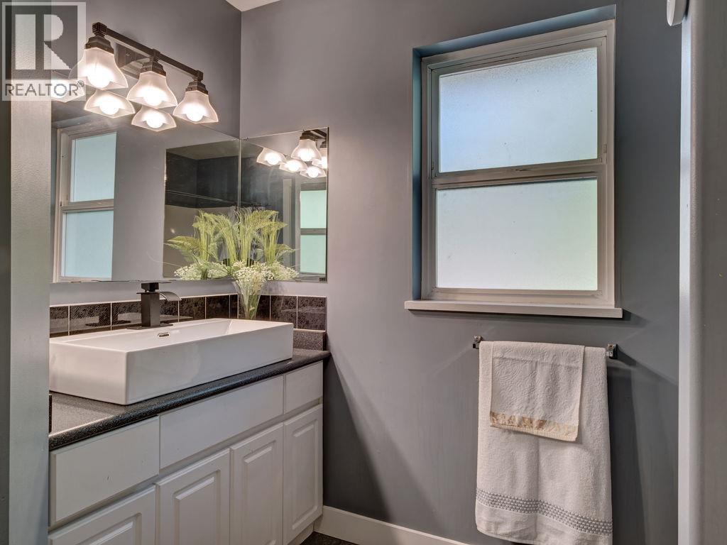 7629 REDROOFFS ROAD, Halfmoon Bay