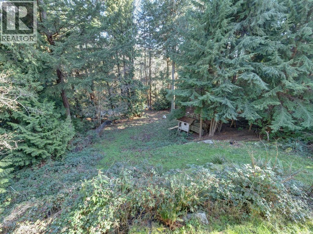 7629 REDROOFFS ROAD, Halfmoon Bay
