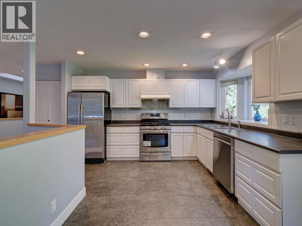 7629 REDROOFFS ROAD, Halfmoon Bay