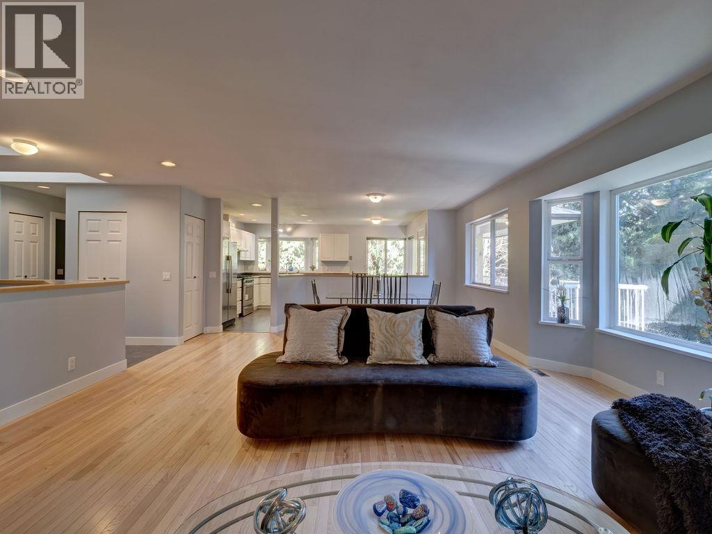 7629 REDROOFFS ROAD, Halfmoon Bay