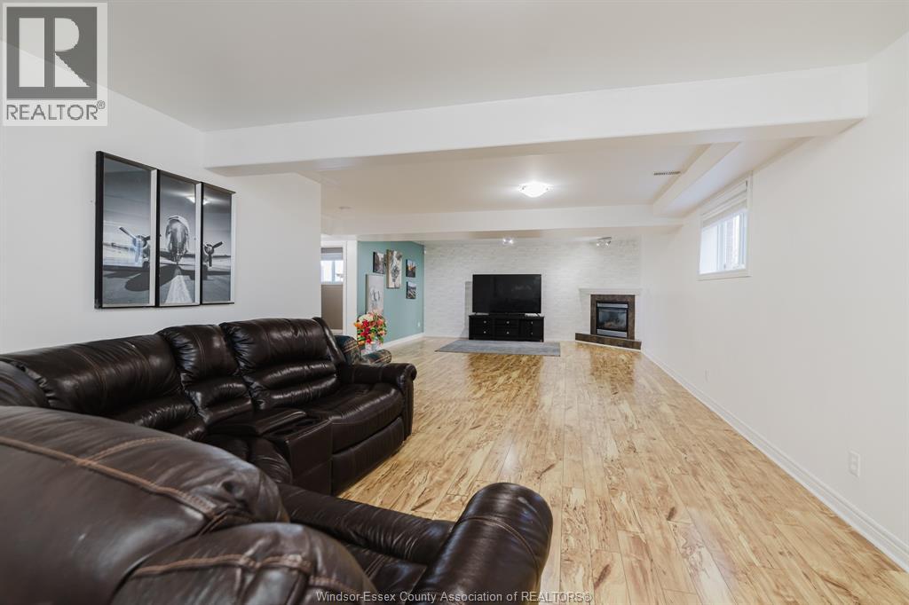 3068 TROUP CRESCENT - 26