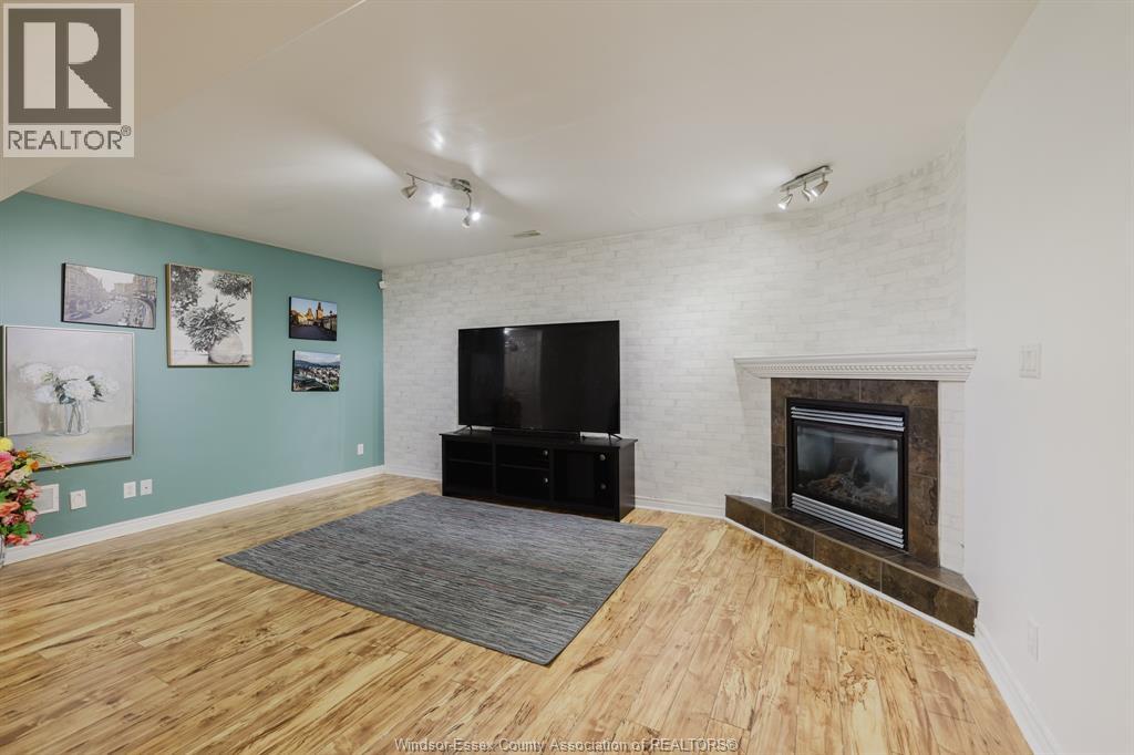 3068 TROUP CRESCENT - 28