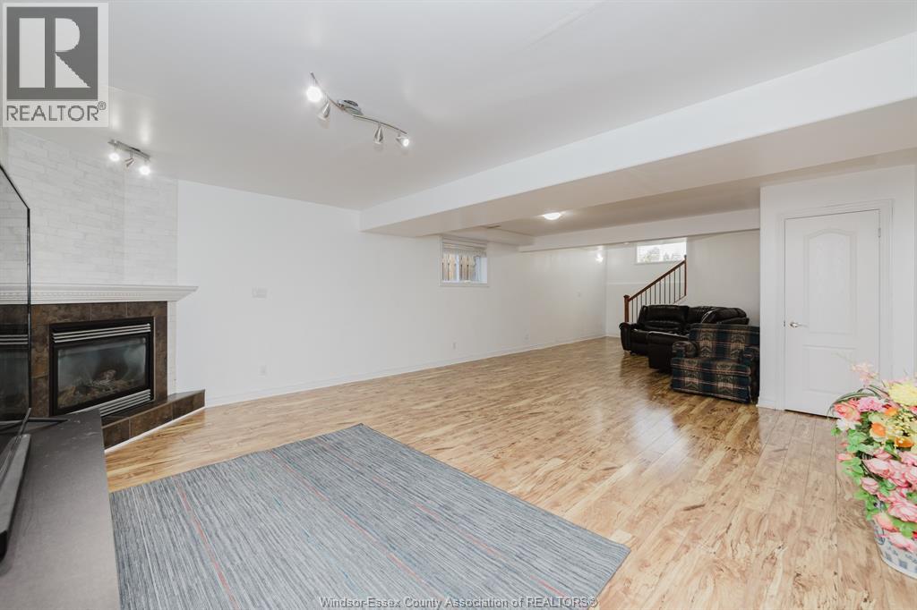3068 TROUP CRESCENT - 29