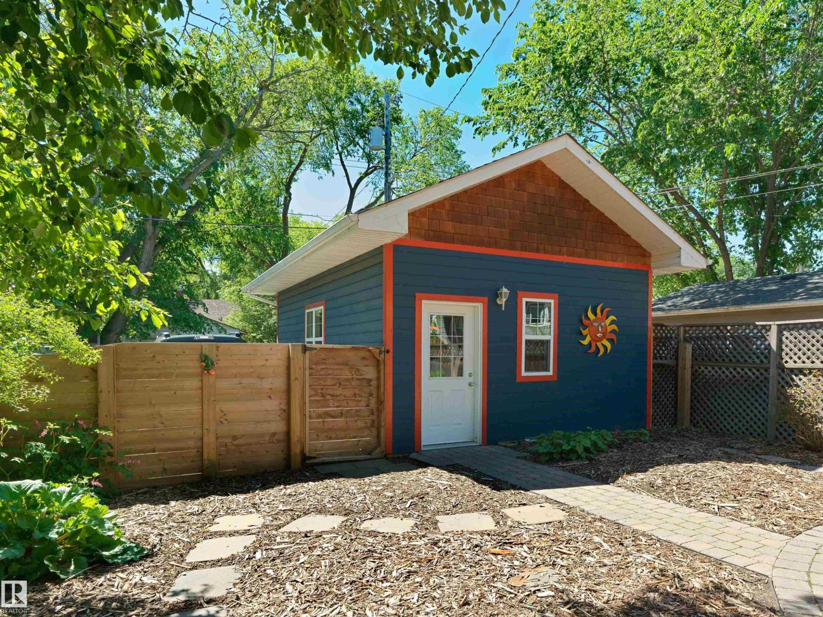 9815 90 AV NW — photo 38