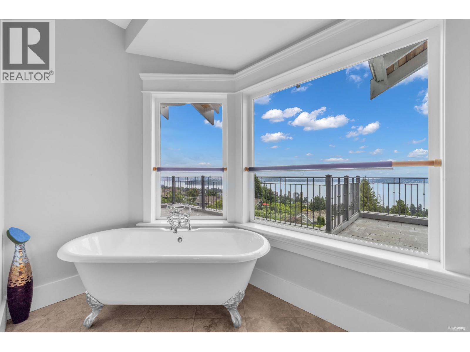 2340 ORCHARD LANE, West Vancouver