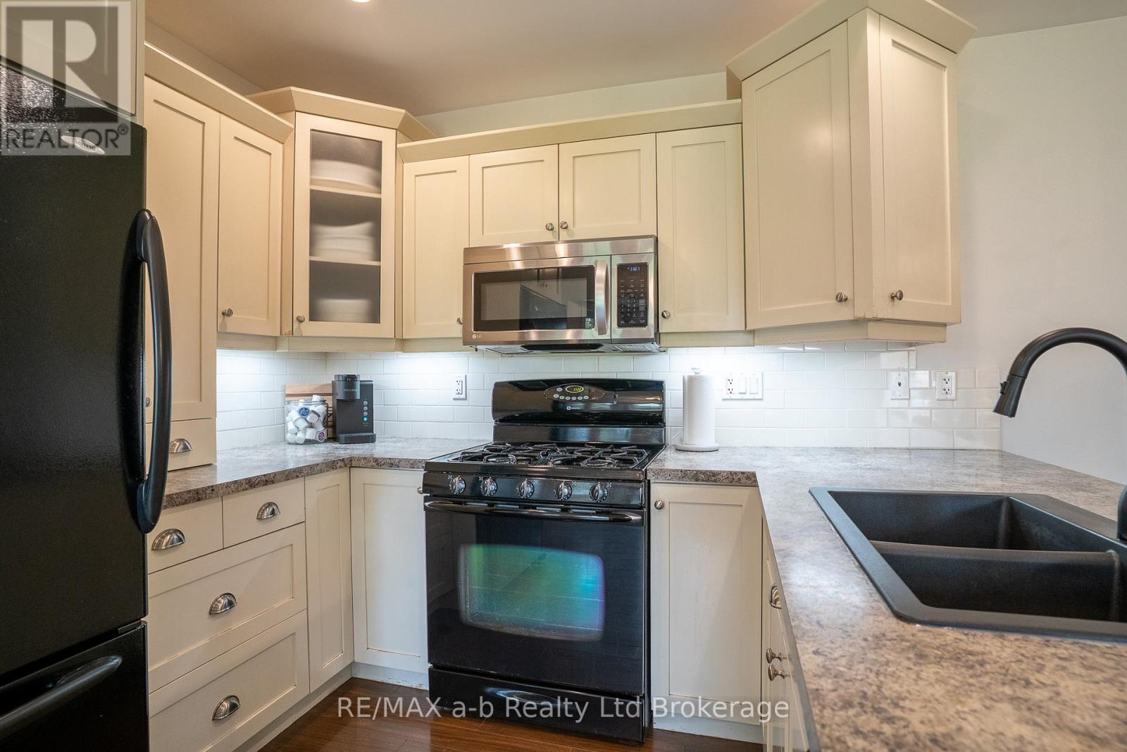 4 OTTERVIEW DRIVE - 16