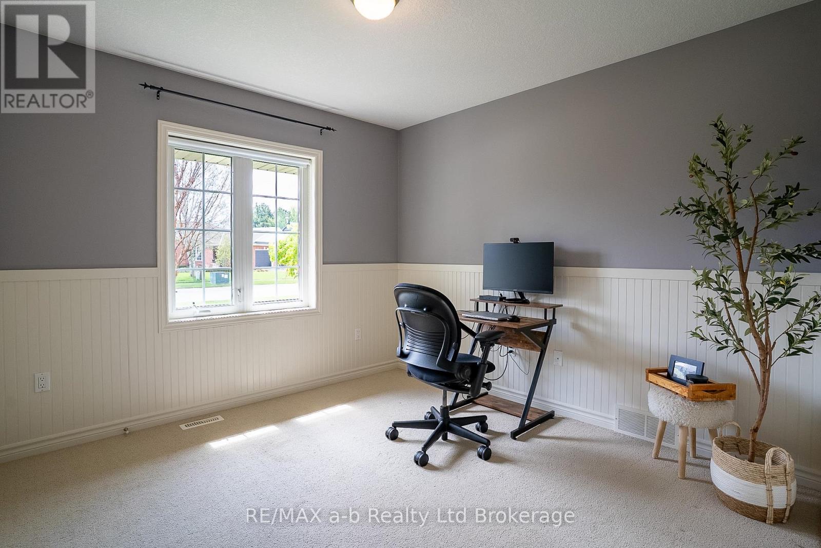 4 OTTERVIEW DRIVE - 22