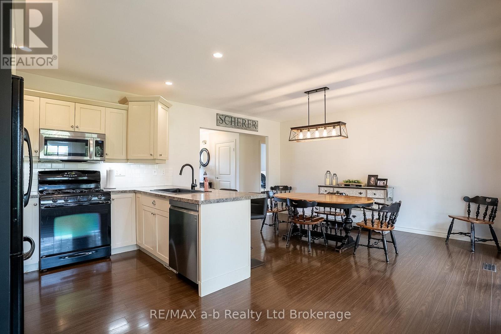 4 OTTERVIEW DRIVE - 17