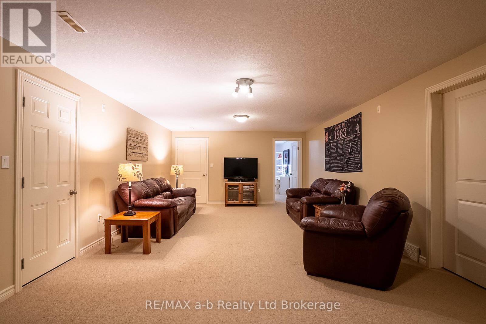 4 OTTERVIEW DRIVE - 26