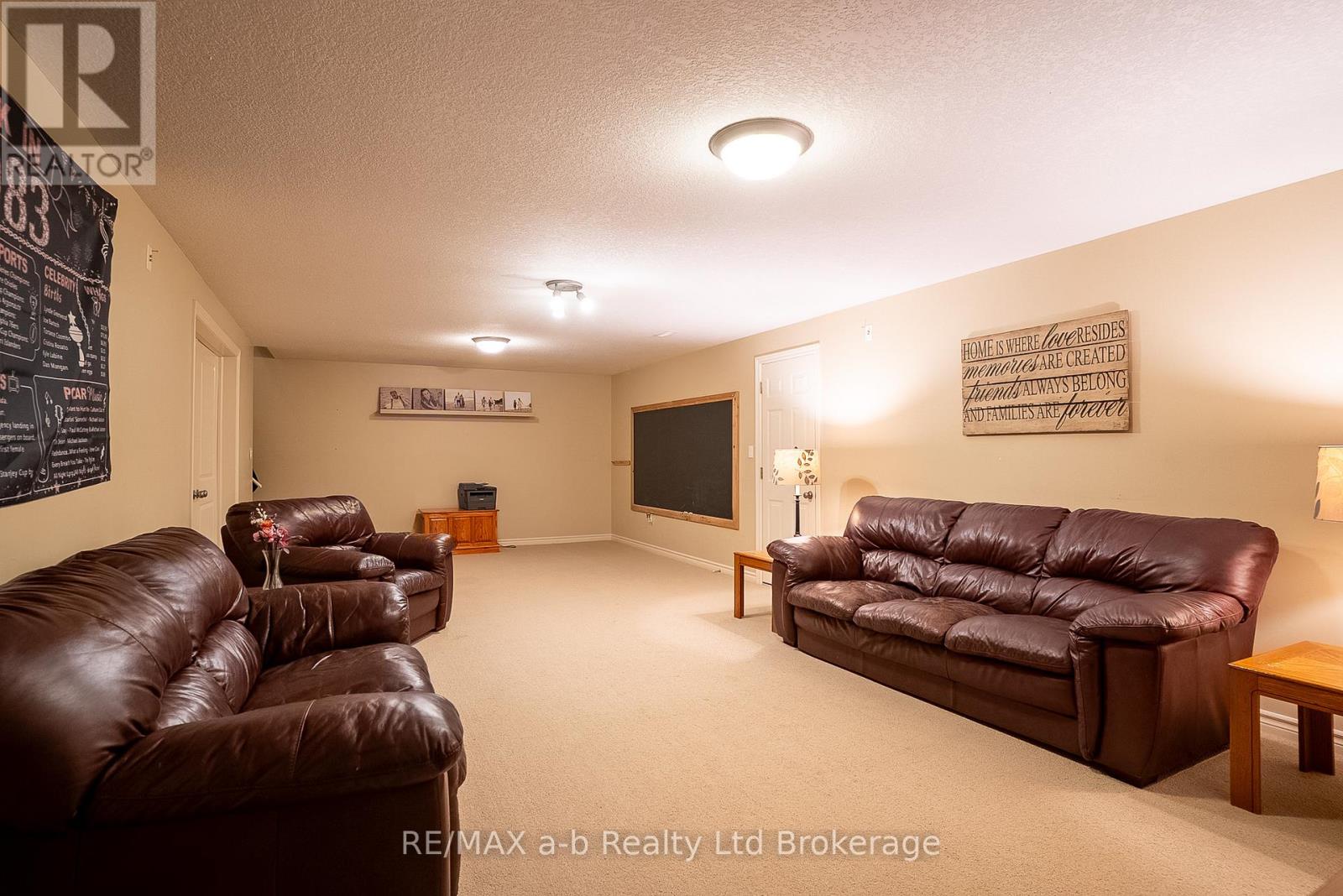 4 OTTERVIEW DRIVE - 27