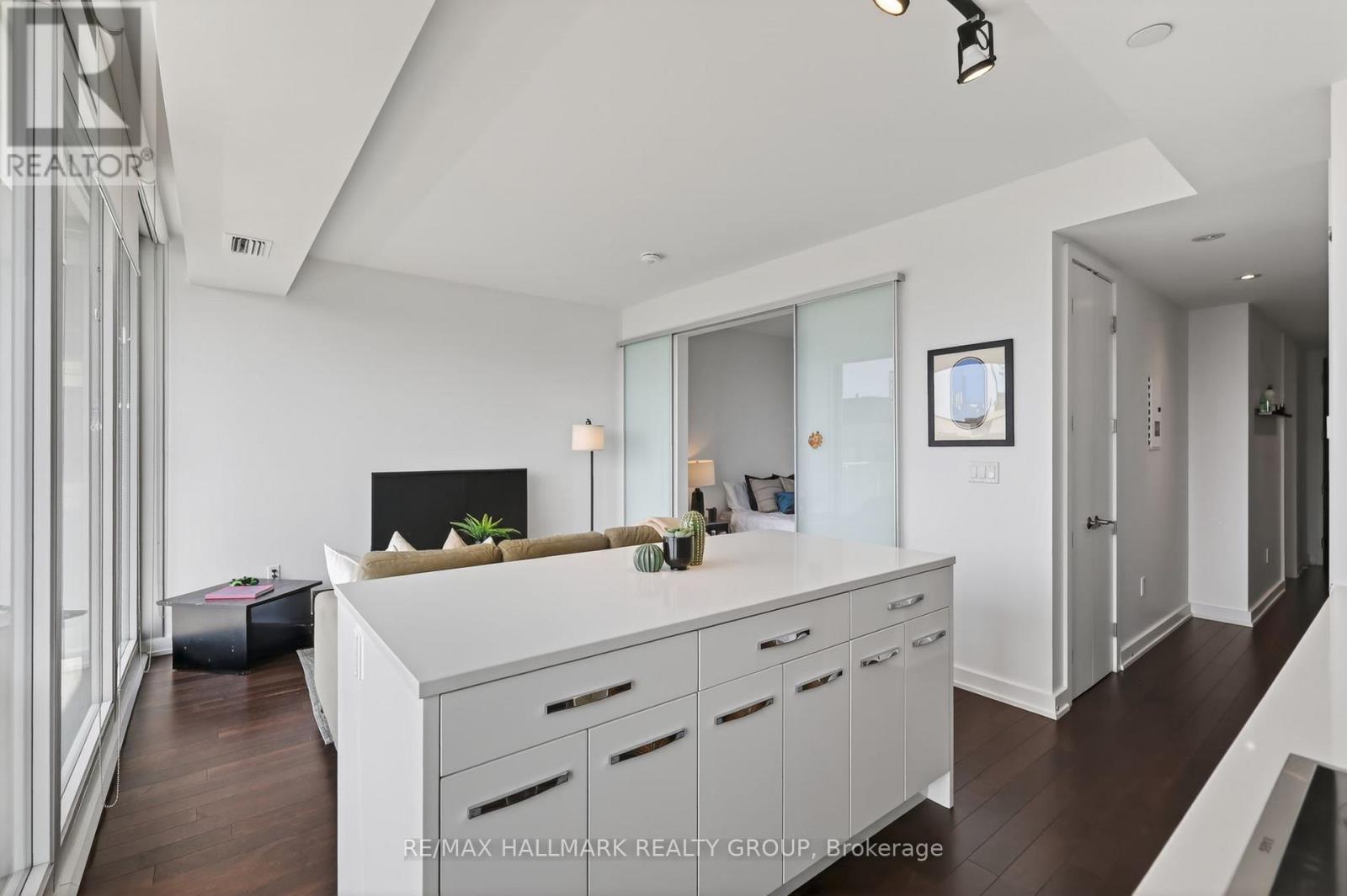 1 Bed, 1 Bath House for Sale in Ottawa – 1403 – 111 CHAMPAGNE AVENUE S, Ottawa – MLS# X13415872 - Image 9