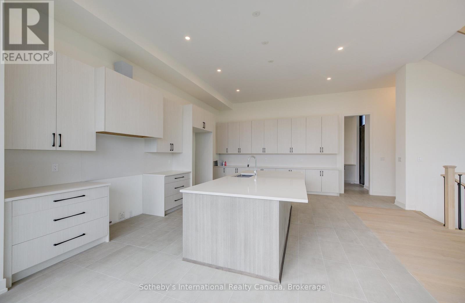 6 SUGARBUSH COURT - 14