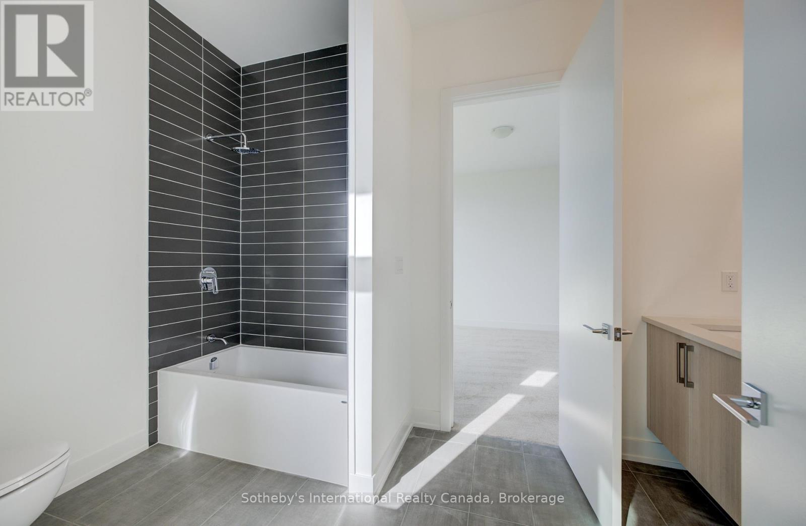 6 SUGARBUSH COURT - 24