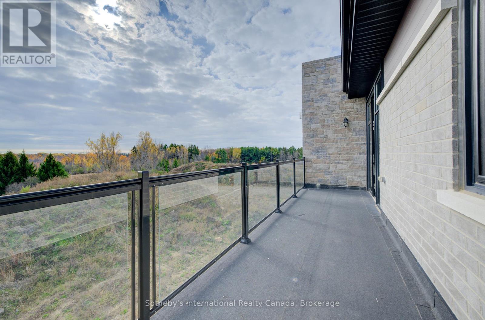 6 SUGARBUSH COURT - 42