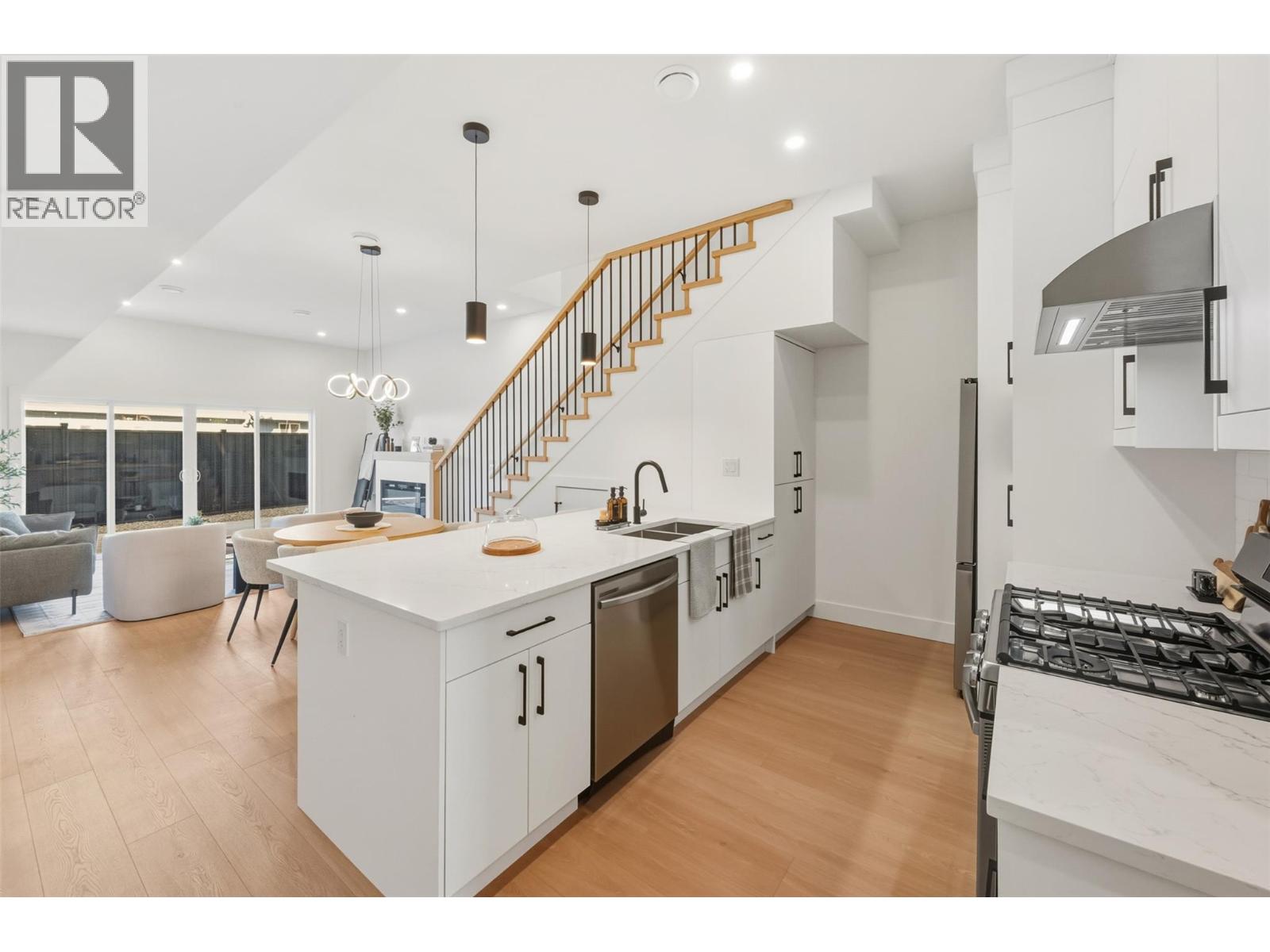 #3 194 Maple Place - 3