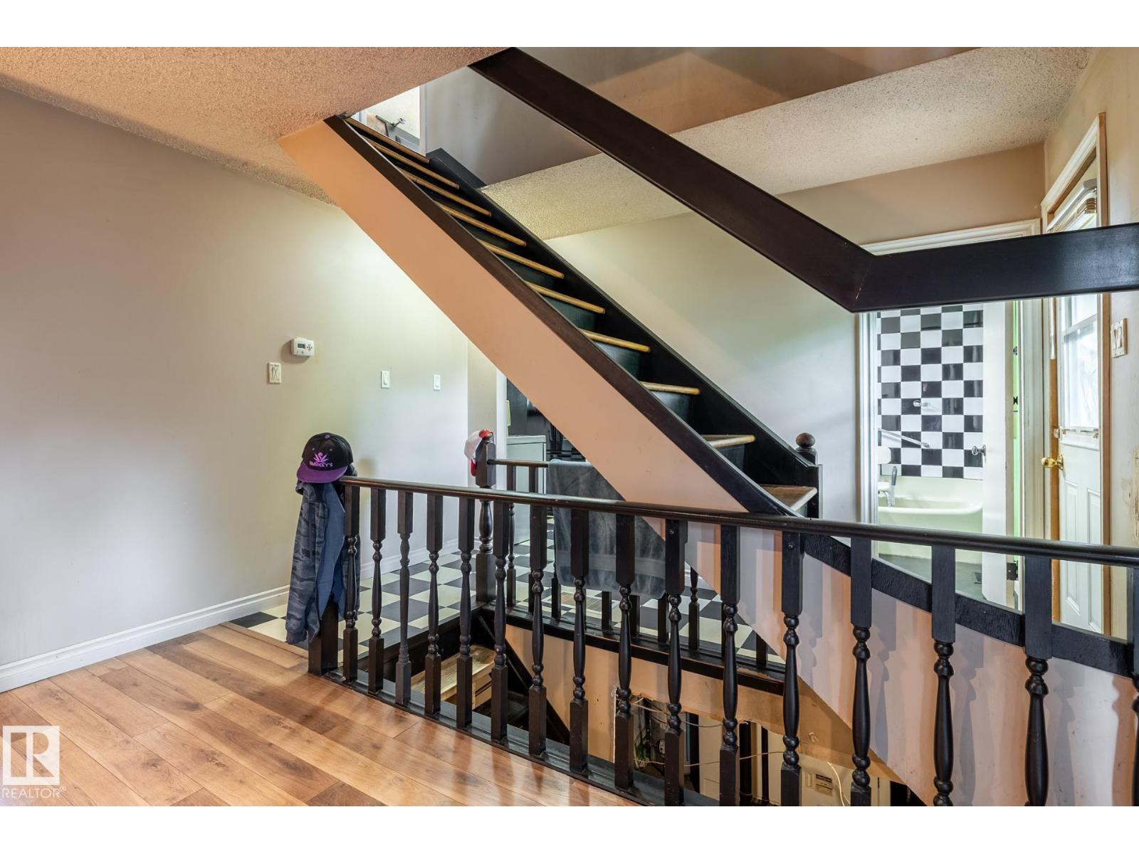 5919 121 AV NW — photo 15