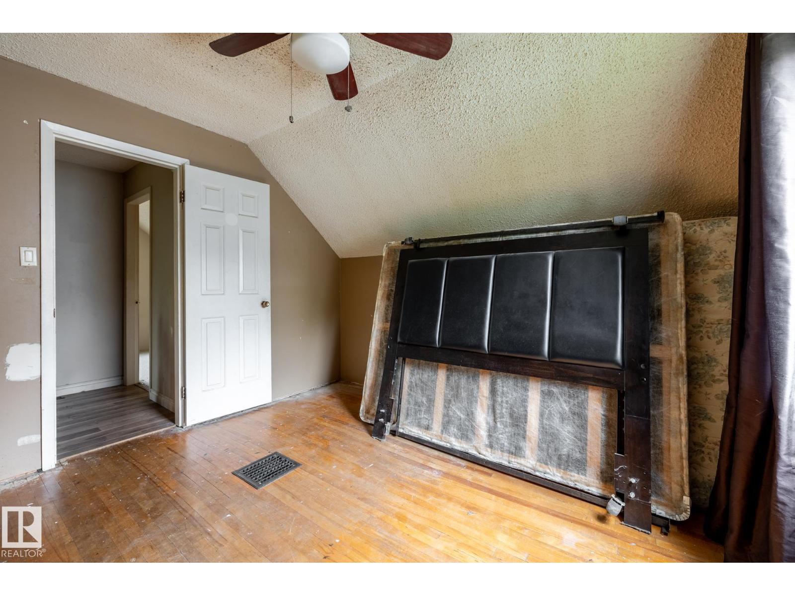 5919 121 AV NW — photo 29