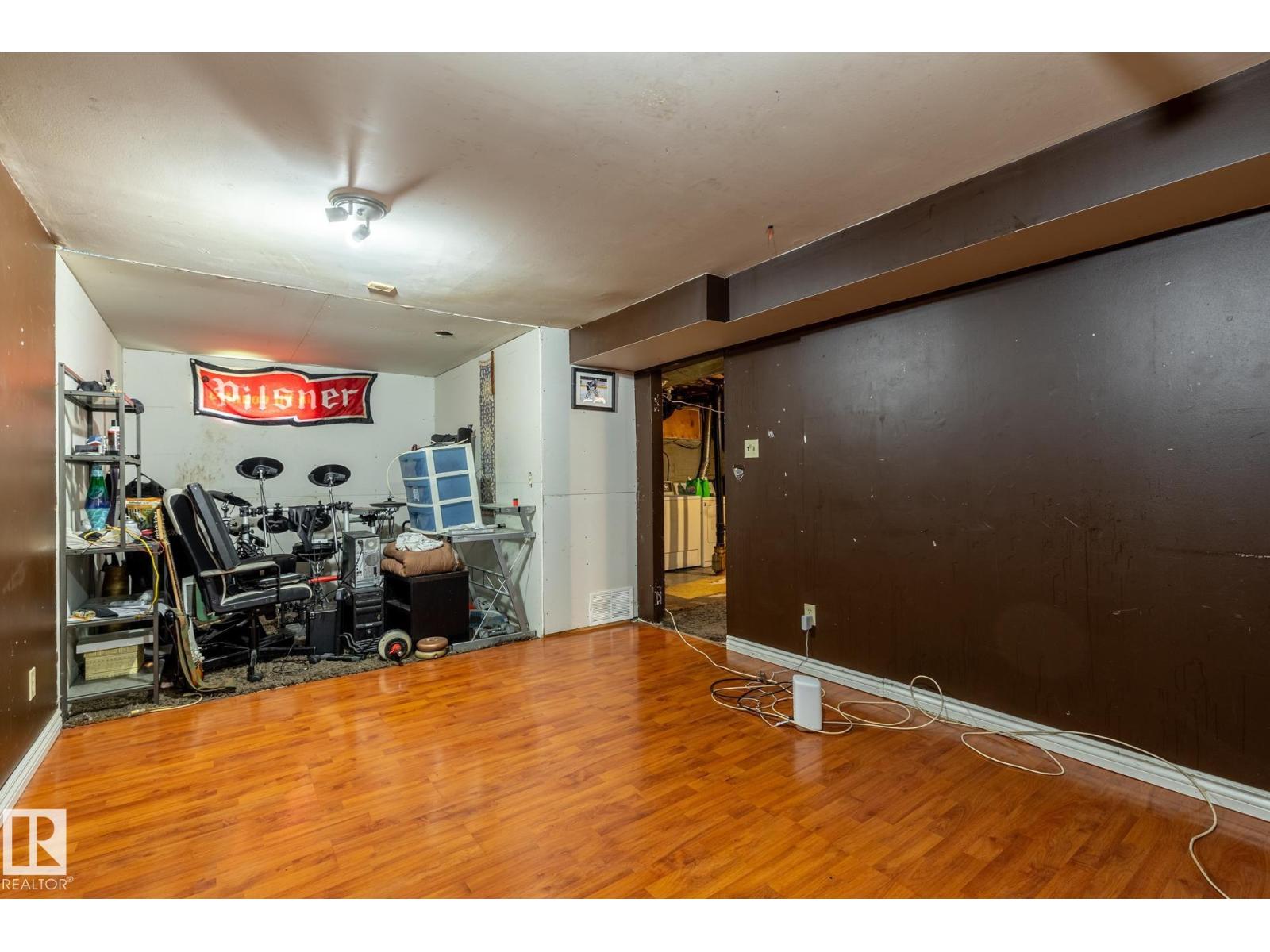 5919 121 AV NW — photo 39