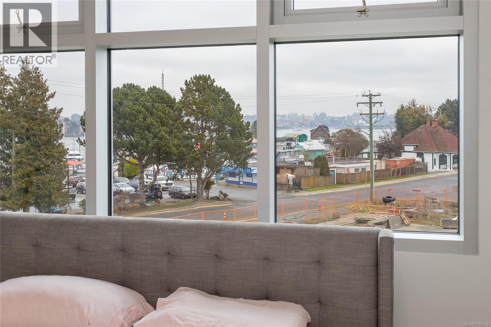 #206 916 Lyall St - 14