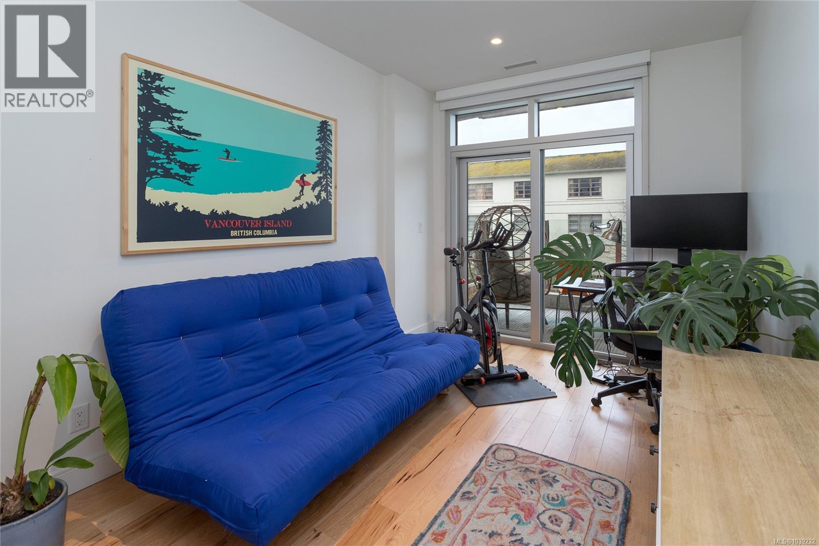 #206 916 Lyall St - 18