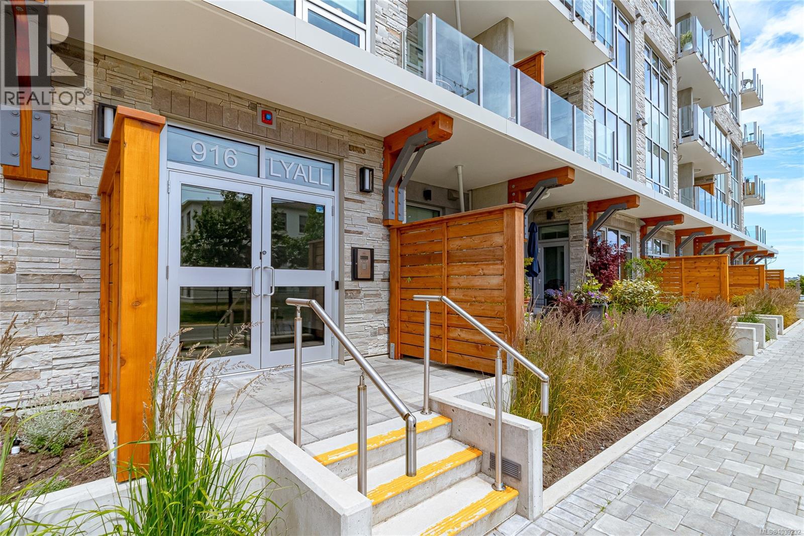 #206 916 Lyall St - 24