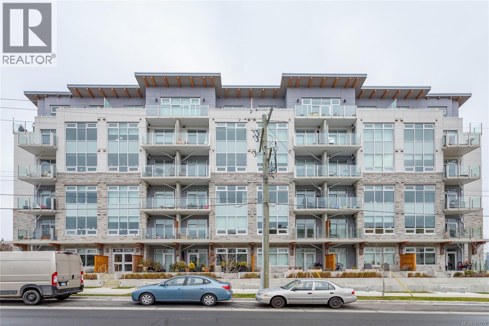 #206 916 Lyall St - 26