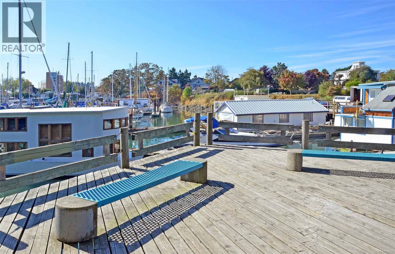 #206 916 Lyall St - 30