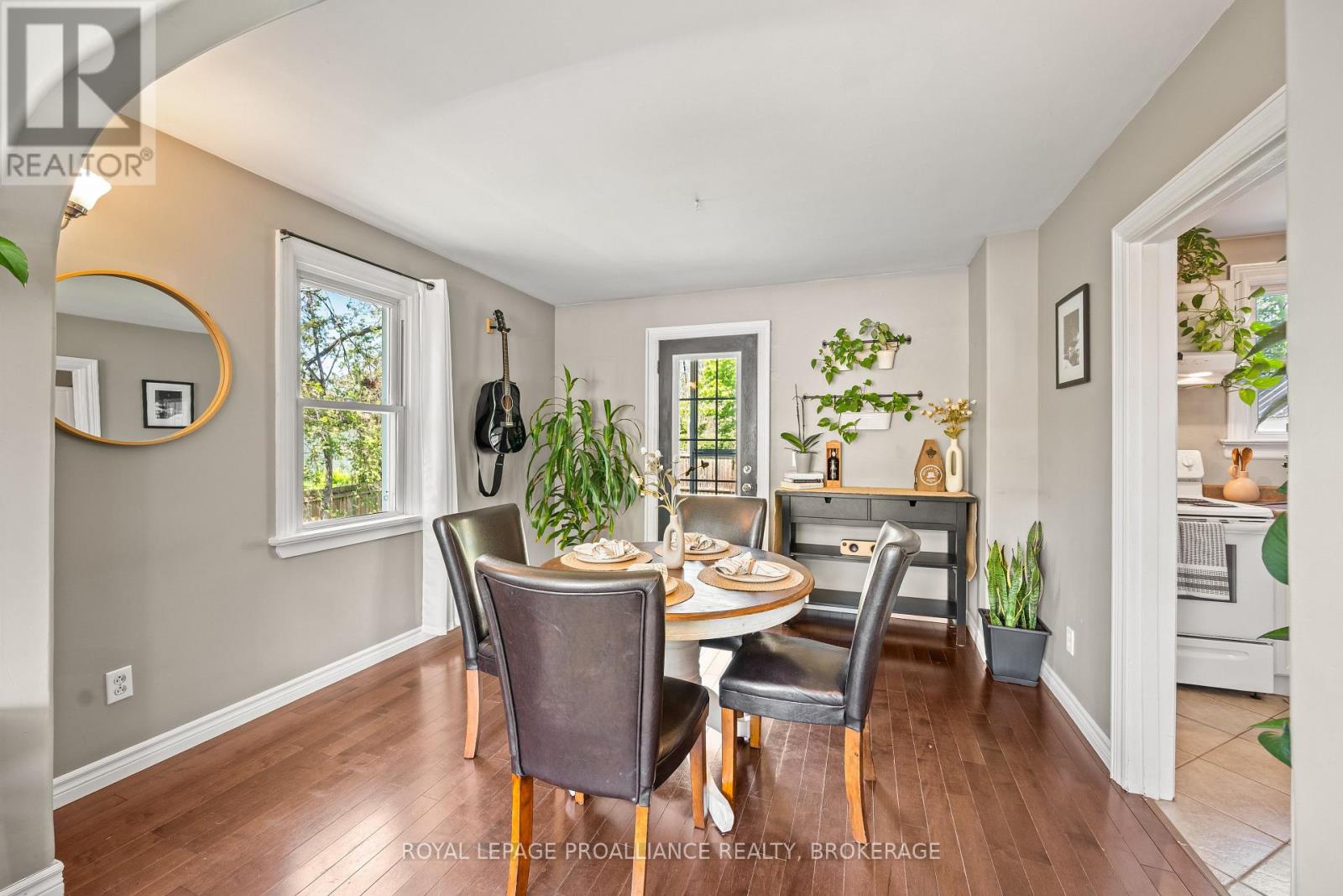 560 KING STREET W - 11