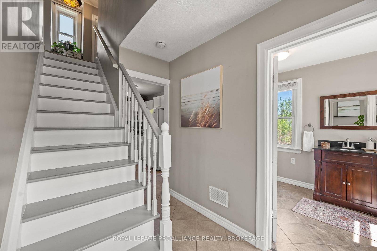 560 KING STREET W - 6