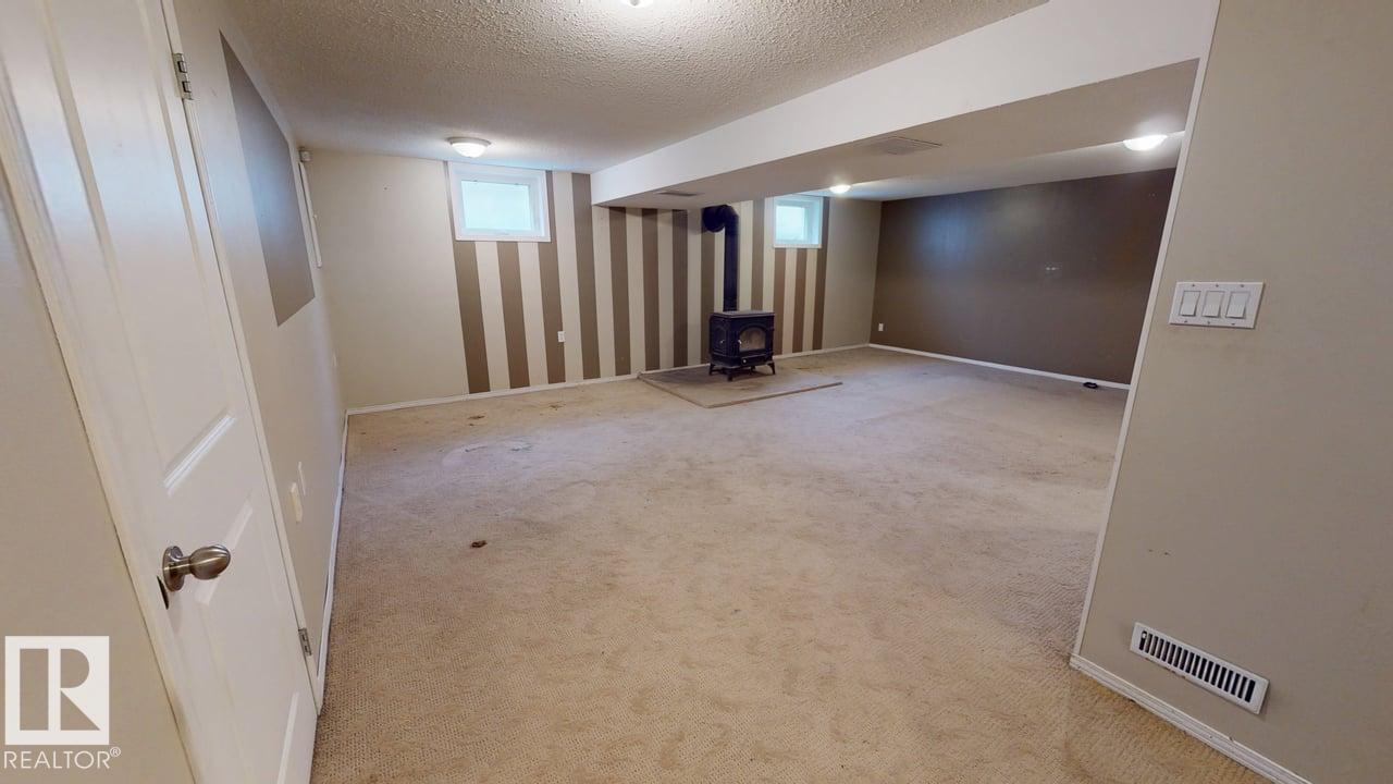 4708 47 ST - 30